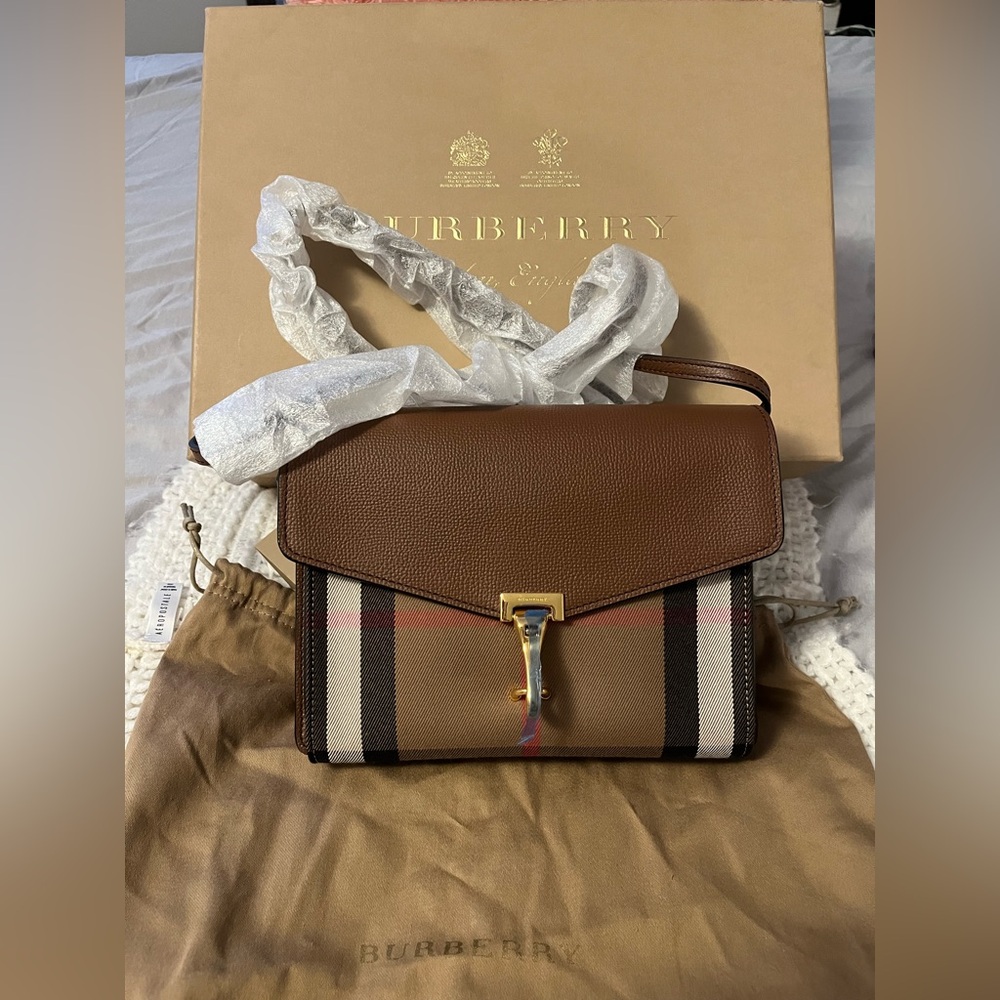 Burberry - Picture 4 of 5